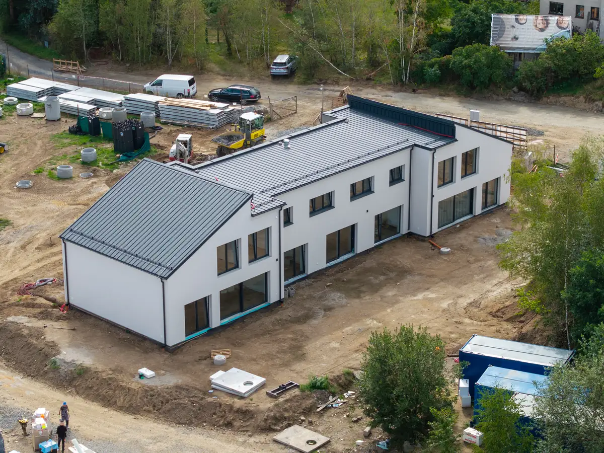 Nová developerská stavba na staveništi uprostřed zeleně